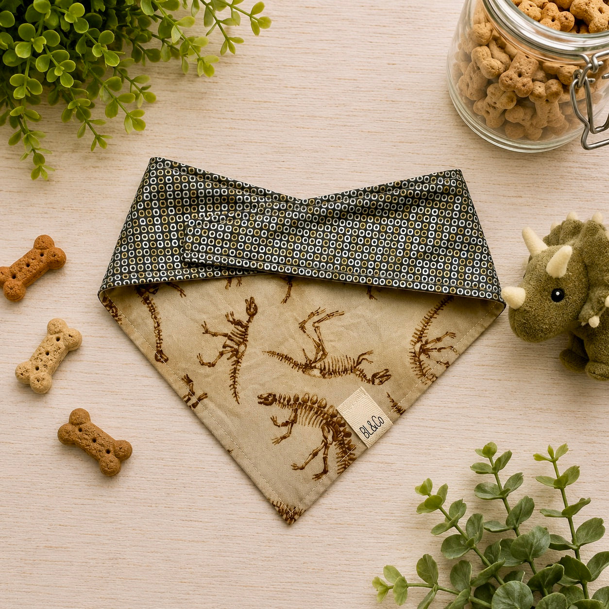 Reversible pet bandana with dinosaurs